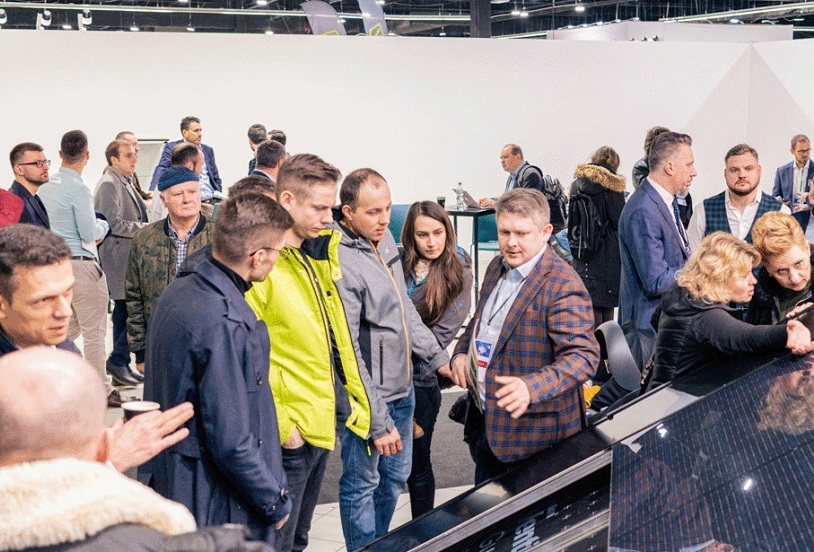 2027年波兰国际太阳能光伏展Solar Energy Expo参展商与海外采购商展台洽谈现场
