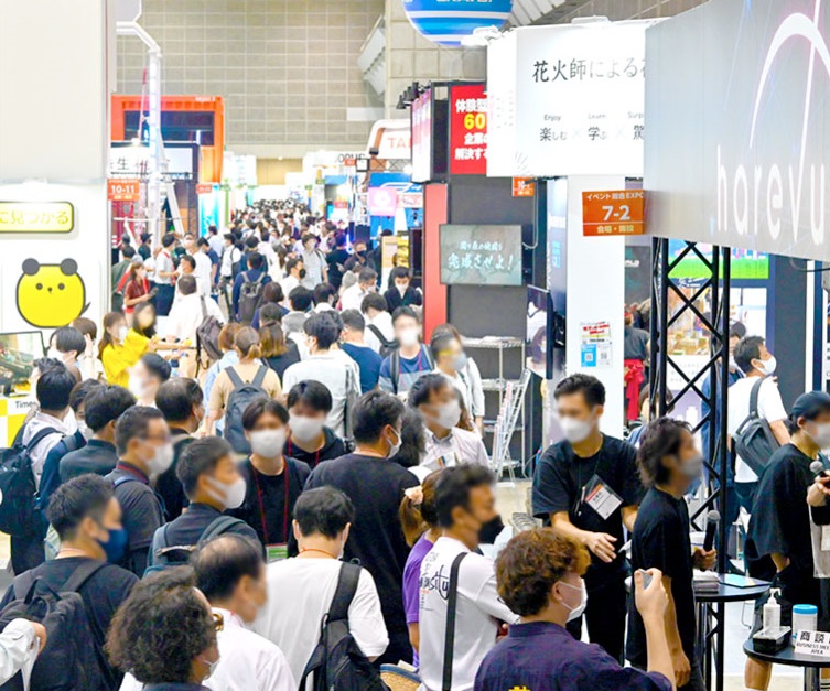 2027年日本东京游乐设备展览会AMLEX展馆现场,专业观众参观实况
