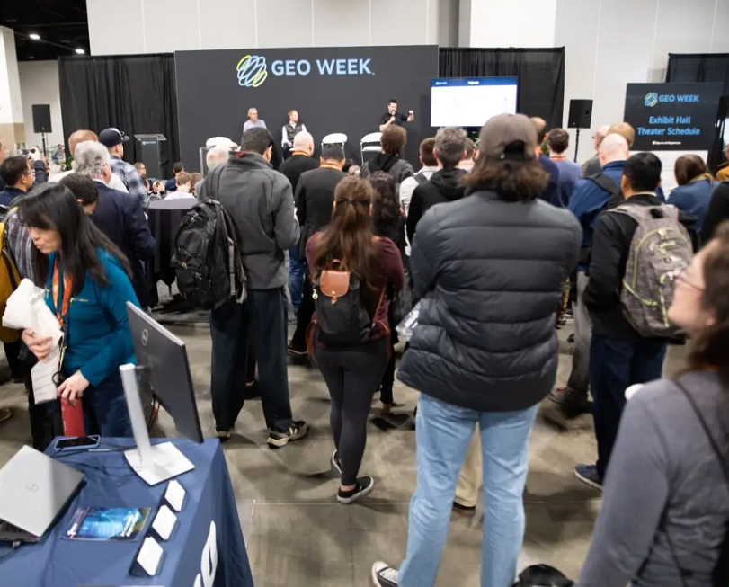 2027年美国盐湖城地理测绘展览会Geo Week参展商与海外采购商展台洽谈现场