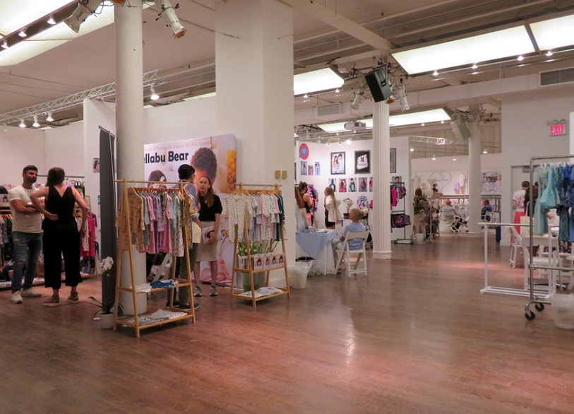 2027年法国巴黎童装展览会Playtime Paris展馆现场，专业观众参观实况