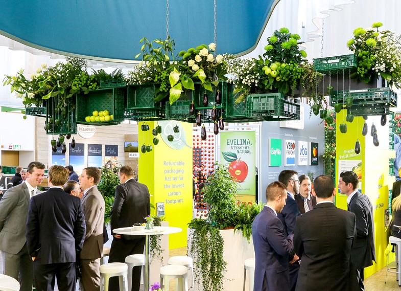 2027年德国柏林果蔬展览会FRUIT LOGISTICA参展商与海外采购商展台洽谈现场