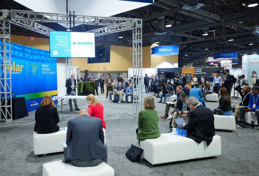 2027年美国圣地亚哥太阳能技术展Intersolar North America展馆现场,专业观众参观实况
