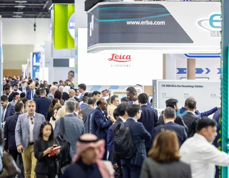 2027年中东迪拜实验室仪器分析测试展WHX LabsWorld Health Expo Labs展馆现场，专业观众参观实况