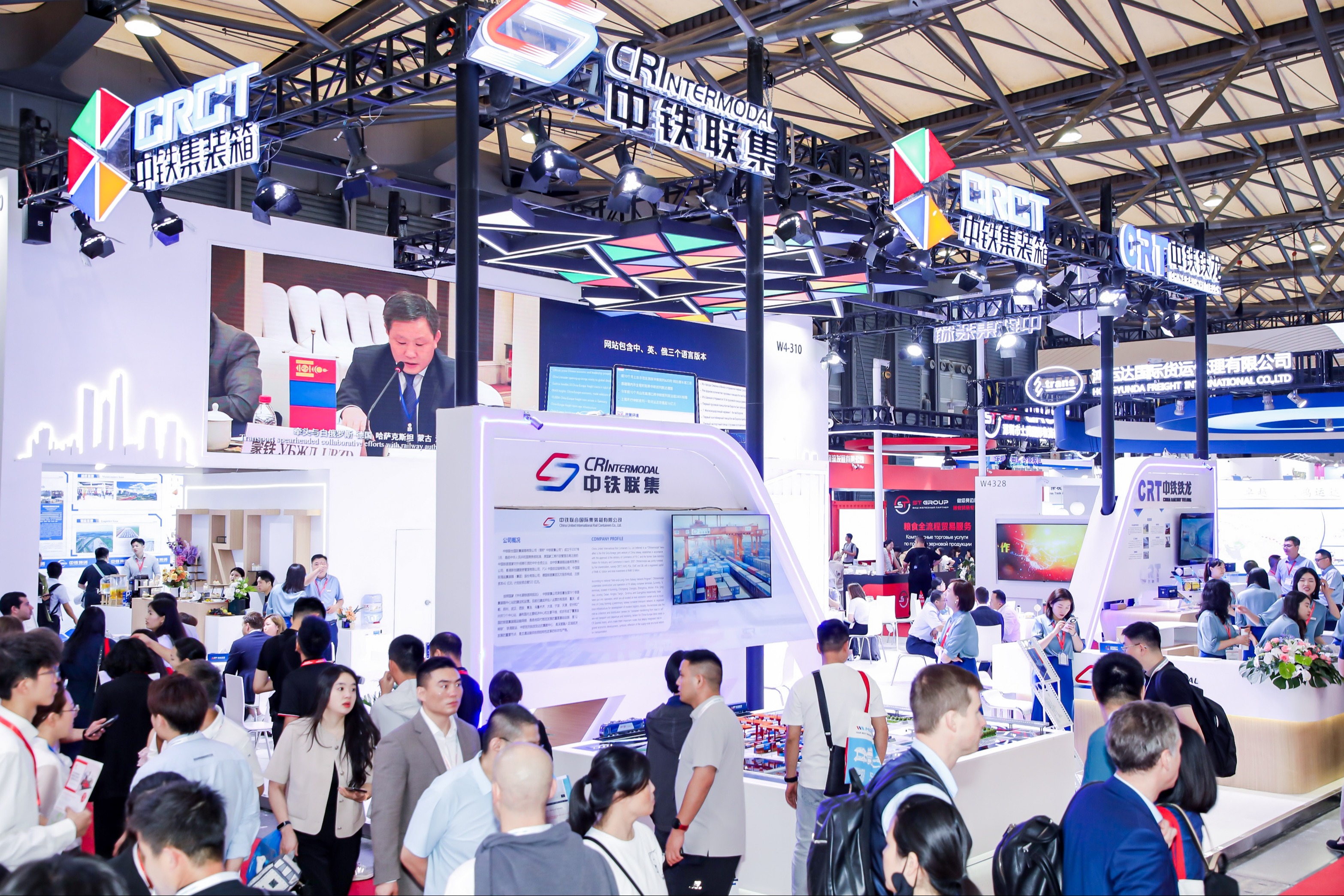 2028年上海国际航空货运展览会Air Cargo China展馆现场,专业观众参观实况