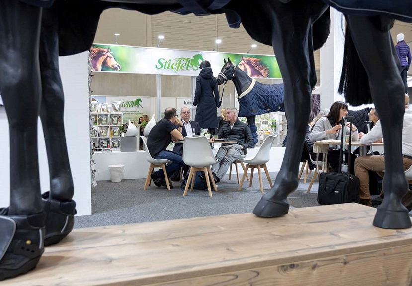 2027年德国科隆马术马具展览会Spoga Horse展馆现场，专业观众参观实况