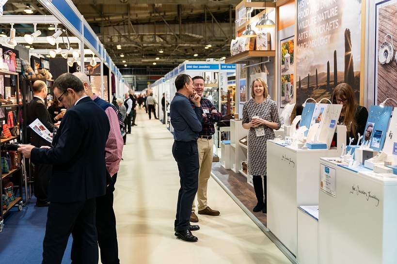 2027年英国伯明翰消费品礼品展览会春季 Spring Fair Birmingham展馆现场,专业观众参观实况