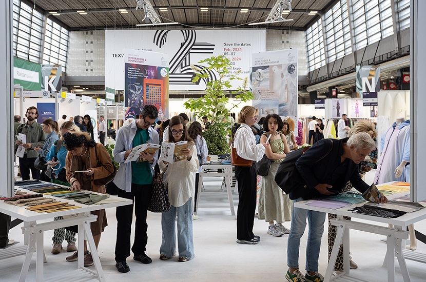 2027年法国巴黎春季服装采购展览会Apparel Sourcing Paris参展商与海外采购商展台洽谈现场