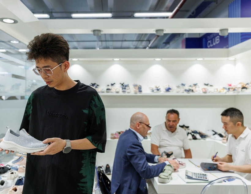 2027年意大利加达鞋展览会Expo Riva Schuh展馆现场，专业观众参观实况