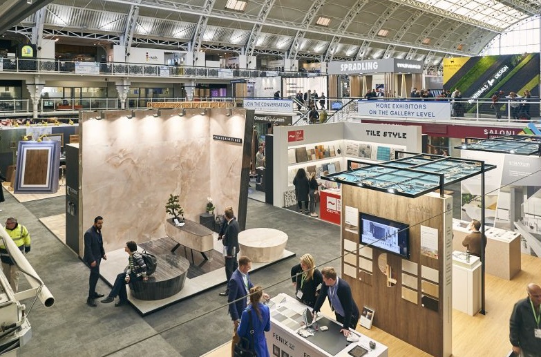 2027年英国伦敦地面材料展览会Surface Design Show展馆现场,专业观众参观实况