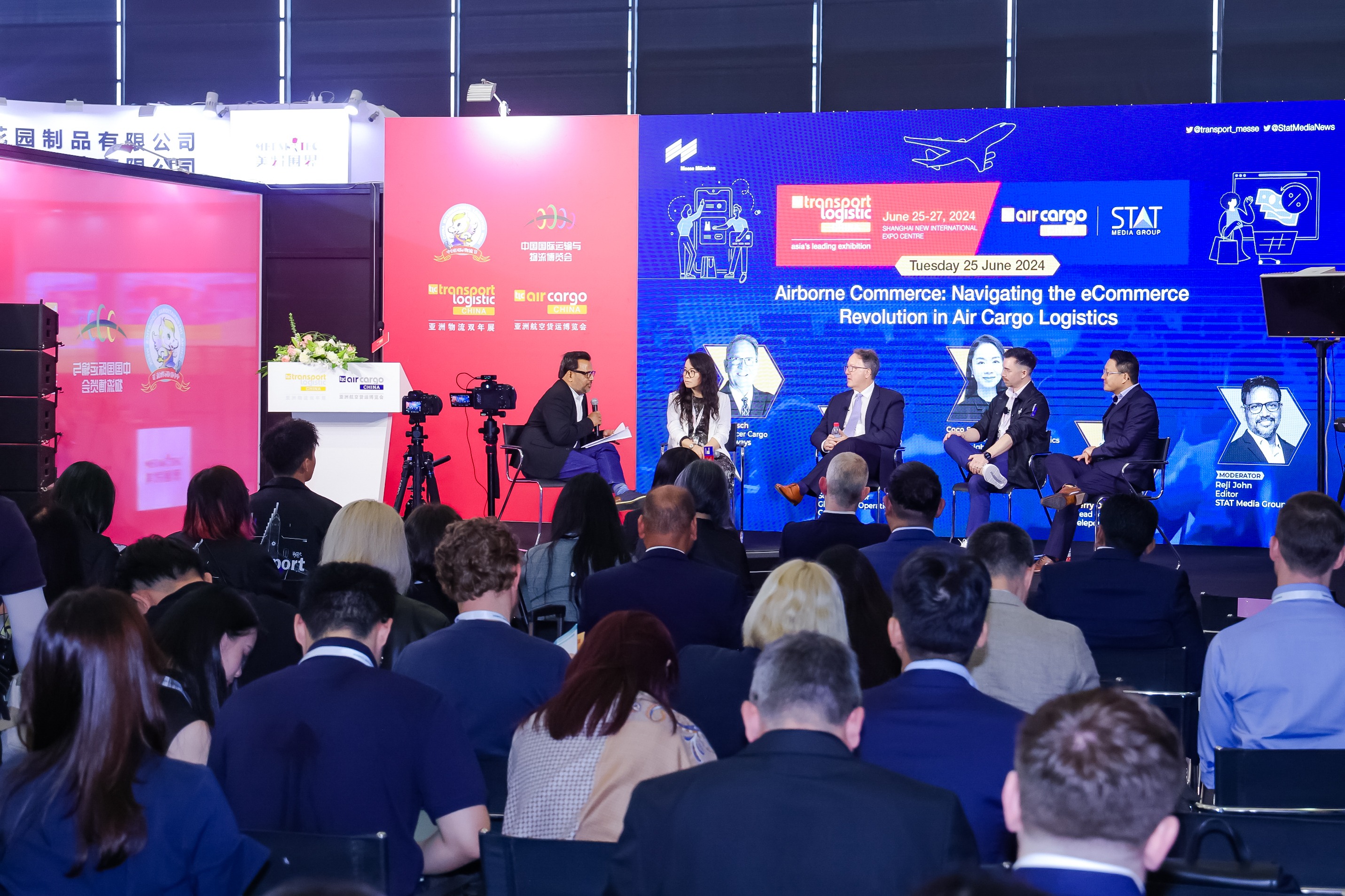 2028年上海国际航空货运展览会Air Cargo China参展商与海外采购商展台洽谈现场