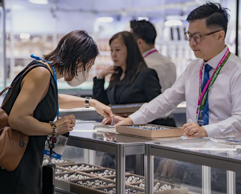 2027年泰国曼谷春季珠宝钟表及宝石展览会Bangkok Gems & Jewelry Fair参展商与海外采购商展台洽谈现场
