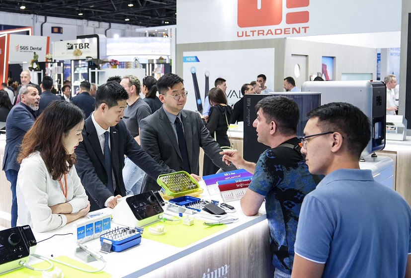 2027年中东迪拜牙科及口腔展览会AEEDCAEEDC DUBAI参展商与海外采购商展台洽谈现场