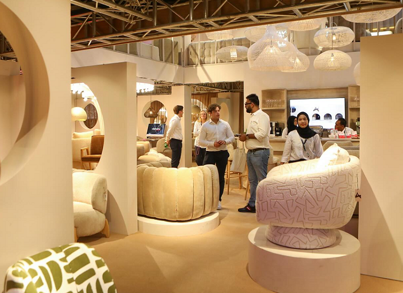 2027年印尼雅加达家具展览会IFEX参展商与海外采购商展台洽谈现场