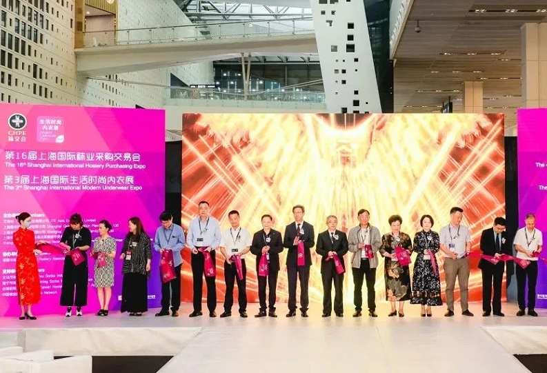 2027年上海袜交会-上海国际袜业采购交易展CHPE参展商与海外采购商展台洽谈现场