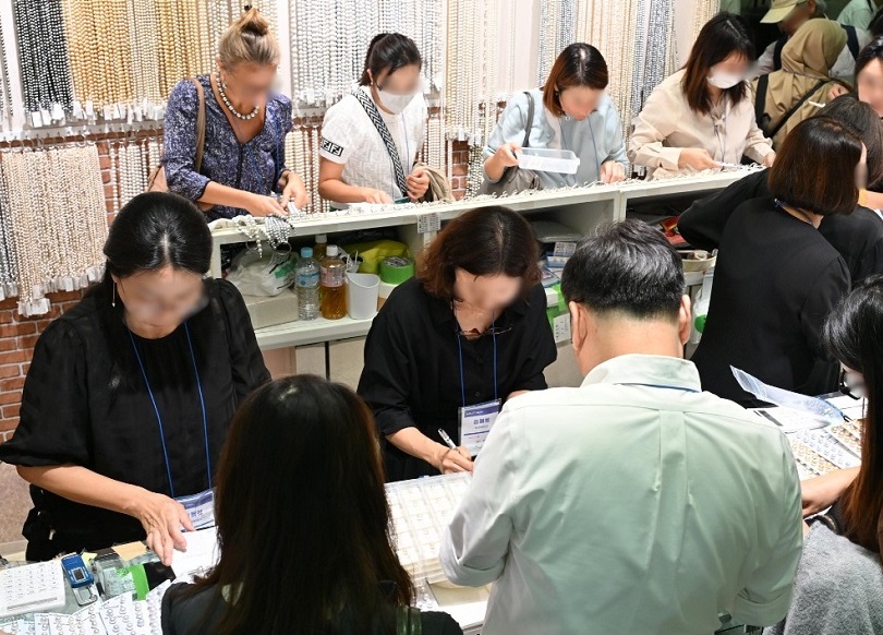2027年日本东京珠宝首饰钟表展览会IJT展馆现场，专业观众参观实况
