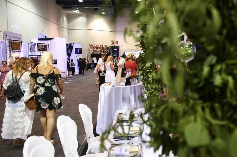 2027年美国拉斯维加斯婚纱礼服展览会Bridal Spectacular展馆现场，专业观众参观实况