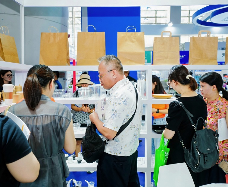 2026年广州国际纸包装及植物纤维纸浆模塑技术设备展FPackAsia展馆现场，专业观众参观实况