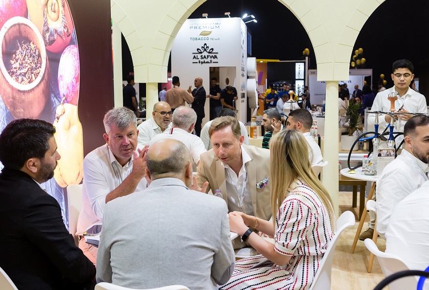 2027年中东迪拜水烟展览会World Shisha Dubai参展商与海外采购商展台洽谈现场