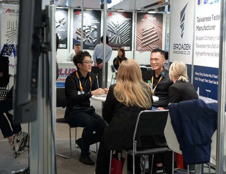 2027年波兰华沙紧固件展览会Fastech Expo参展商与海外采购商展台洽谈现场