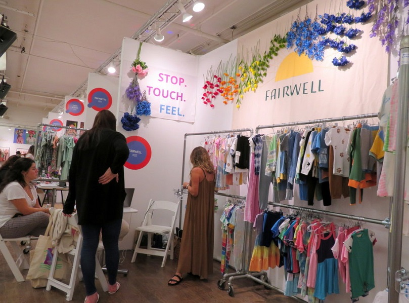 2027年法国巴黎童装展览会Playtime Paris展馆现场，专业观众参观实况