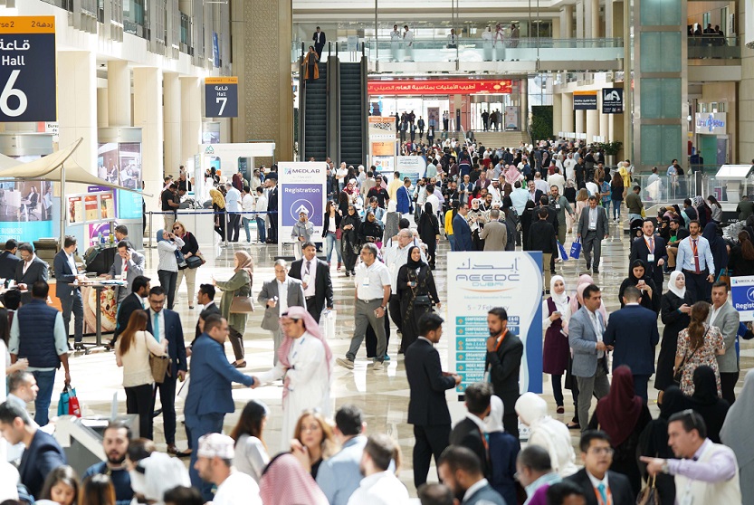 2027年中东迪拜牙科及口腔展览会AEEDCAEEDC DUBAI展馆现场，专业观众参观实况