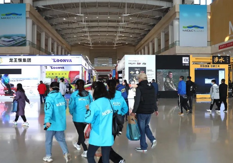 2027年天津碧海钓具及渔具展-春季碧海钓具展BIHAI FISHING EXPO参展商与海外采购商展台洽谈现场