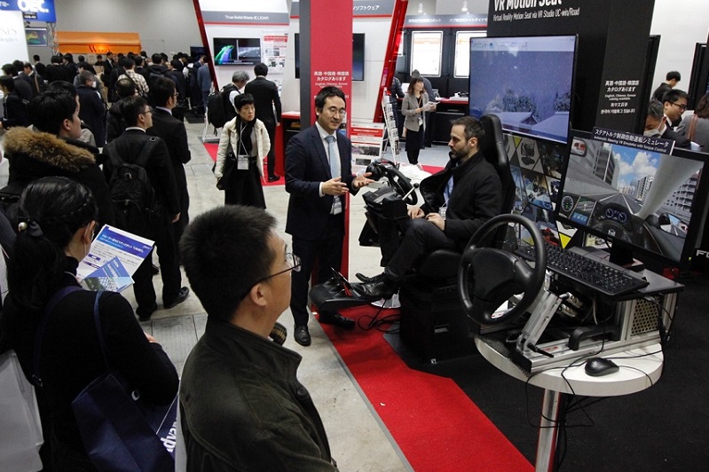 2027年日本东京汽车电子技术展览会CAR-ELE JAPAN参展商与海外采购商展台洽谈现场