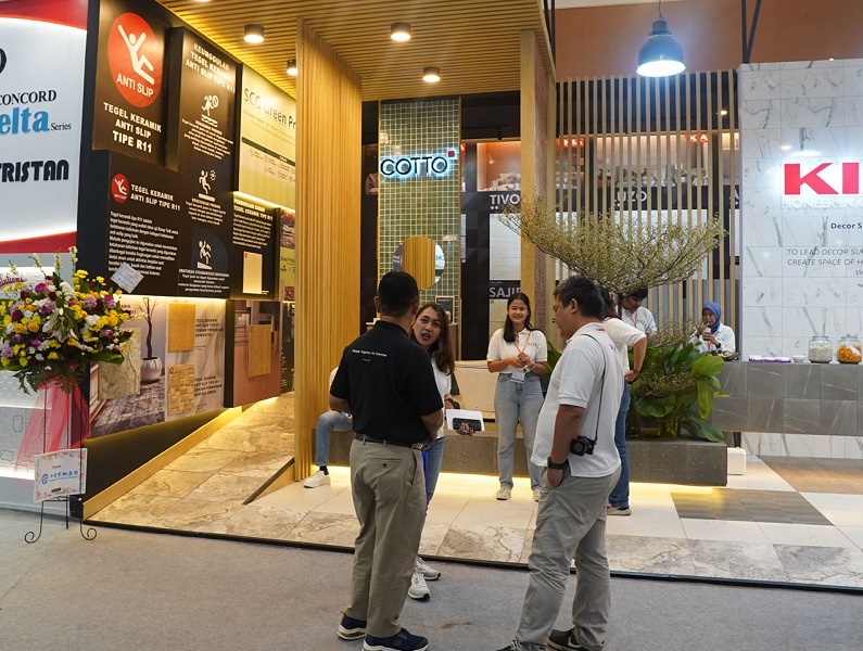 2026年印尼雅加达陶瓷展览会KERAMIKA展馆现场,专业观众参观实况