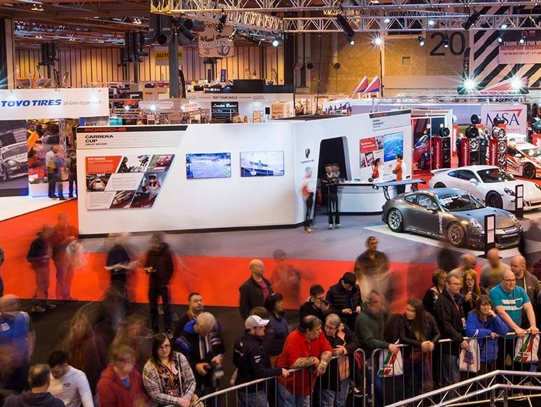 2027年英国国际赛车展Autosport International展馆现场,专业观众参观实况