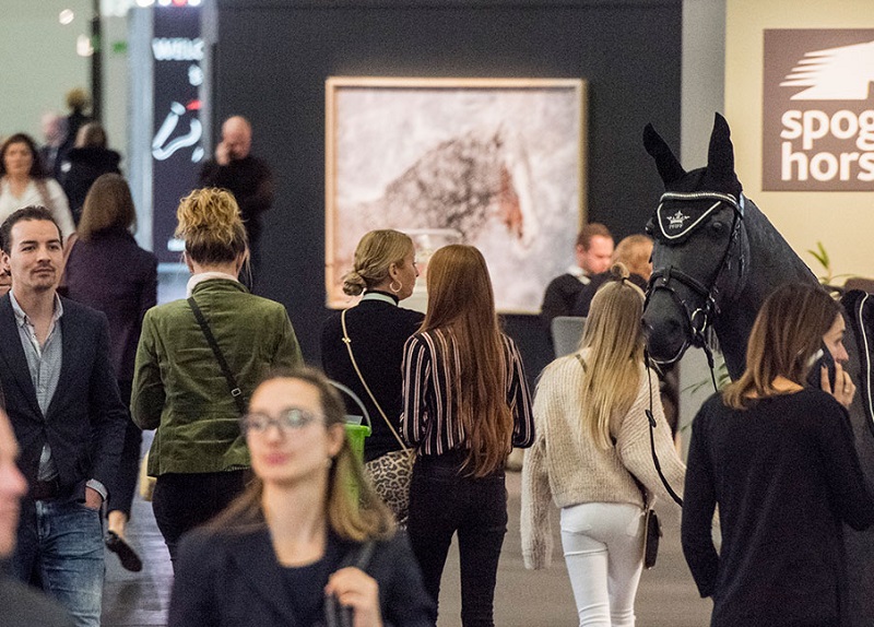 2027年德国科隆马术马具展览会Spoga Horse展馆现场，专业观众参观实况