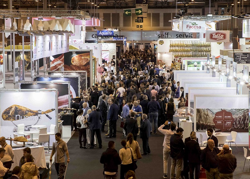 2027年西班牙马德里肉类产品火腿展览会MEAT ATTRACTION参展商与海外采购商展台洽谈现场