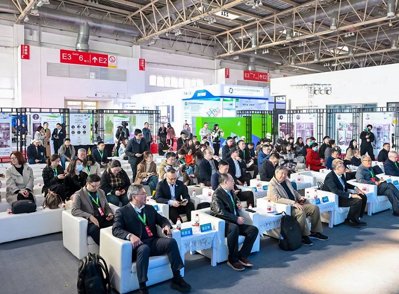 2027年北京定制家居门业展览会CIDE展馆现场，专业观众参观实况