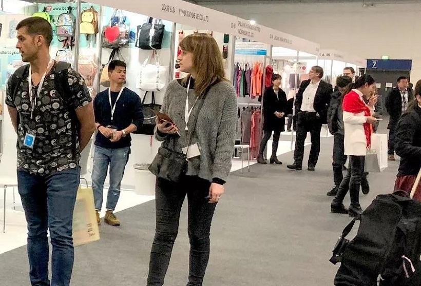 2027年德国杜塞尔多夫服装及服饰展览会Asia Apparel Expo参展商与海外采购商展台洽谈现场