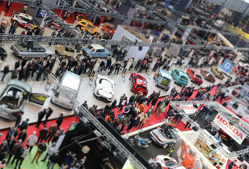 2027年法国巴黎古董汽车、摩托车展览会Retromobile展馆现场,专业观众参观实况