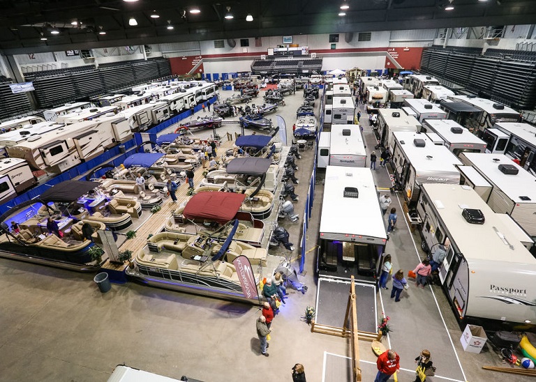2027年加拿大多伦多房车露营展Camping & RV Show展馆现场,专业观众参观实况