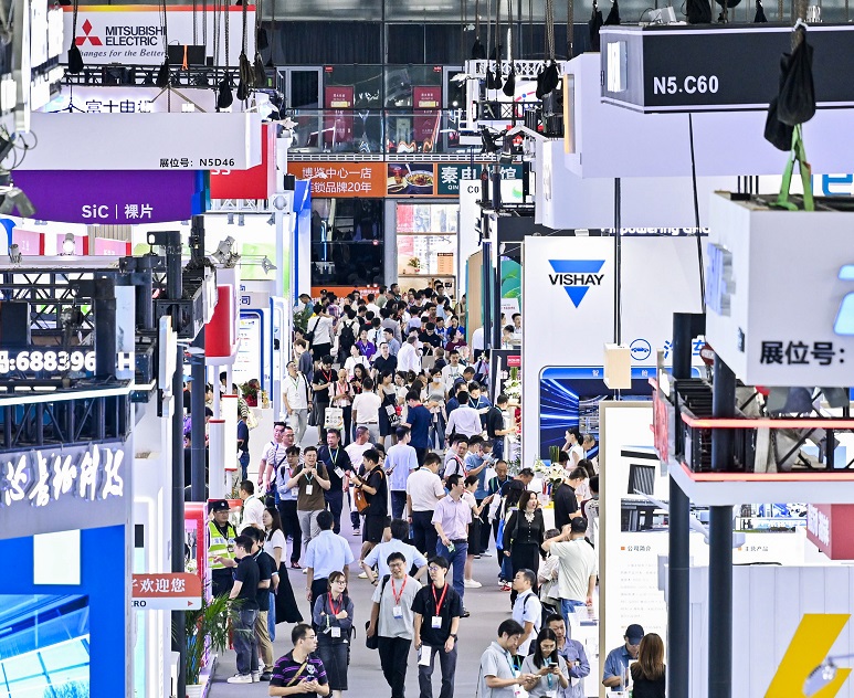 2027年上海国际电力元件、可再生能源管理展览会PCIM Asia展馆现场，专业观众参观实况