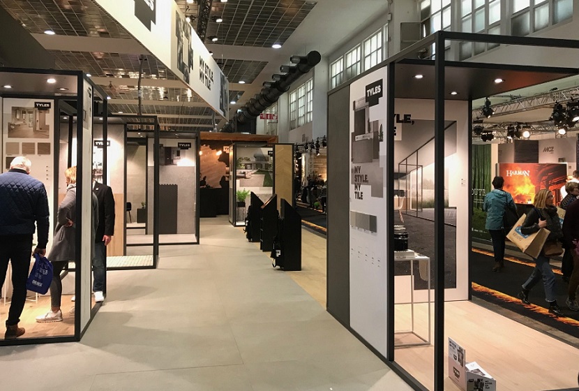 2027年比利时布鲁塞尔建材展览会BATIBOUW参展商与海外采购商展台洽谈现场