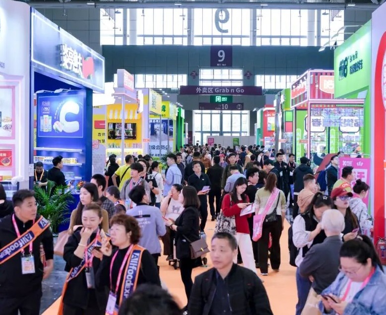 2027年深圳全食展-深圳全球高端食品展ALL FOOD参展商与海外采购商展台洽谈现场