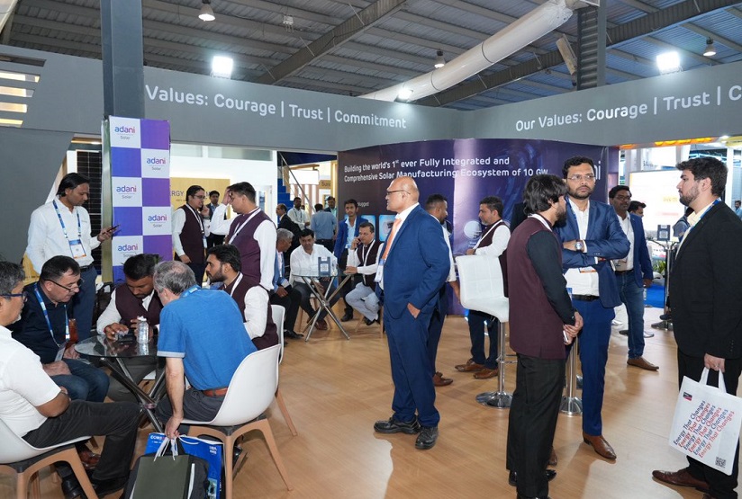 2027年印度太阳能光伏展览会Intersolar India参展商与海外采购商展台洽谈现场