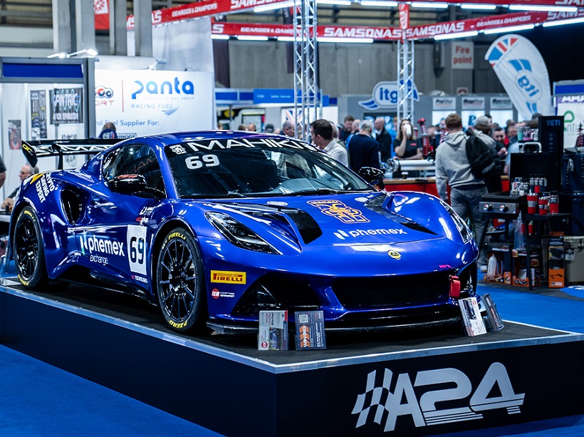 2027年英国国际赛车展Autosport International参展商与海外采购商展台洽谈现场