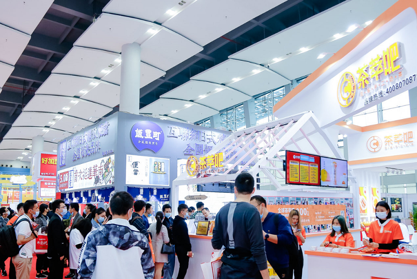 2027年广州特许连锁加盟展GFE参展商与海外采购商展台洽谈现场