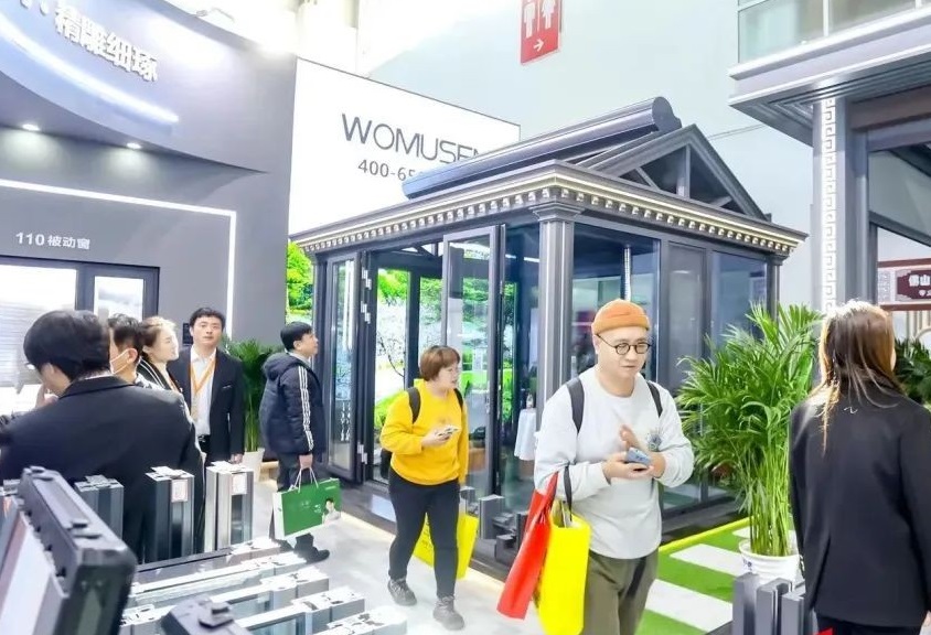 2027年北京国际家居产业博览会CHFChina Home Furnishing Expo参展商与海外采购商展台洽谈现场