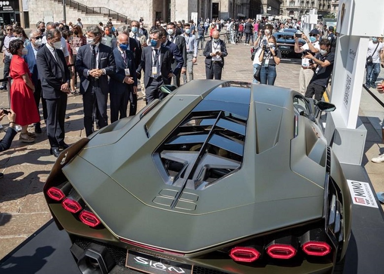 2026年意大利米兰超跑车展MIMOMILANO MONZA MOTOR SHOW参展商与海外采购商展台洽谈现场