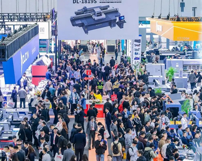 2027年迪培思广州国际广告展DPES SIGN EXPO CHINA展馆现场，专业观众参观实况