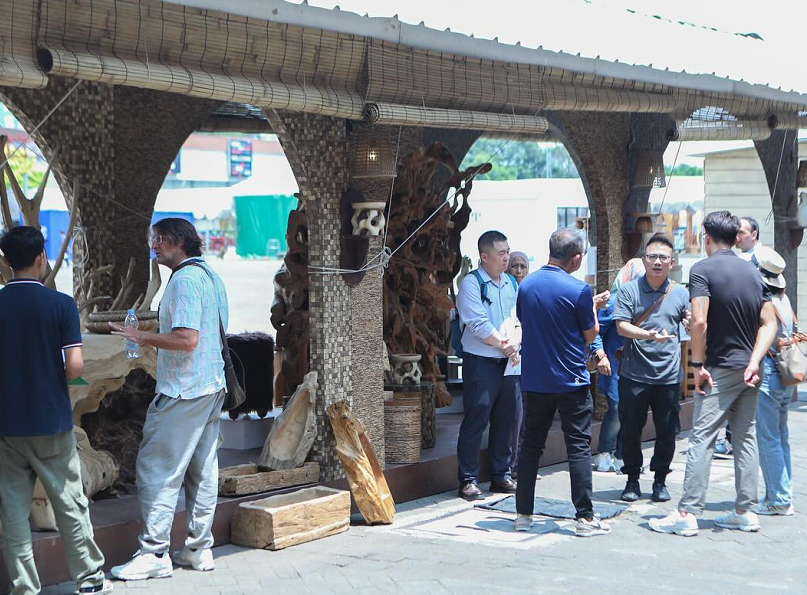 2027年印尼雅加达家具展览会IFEX展馆现场,专业观众参观实况