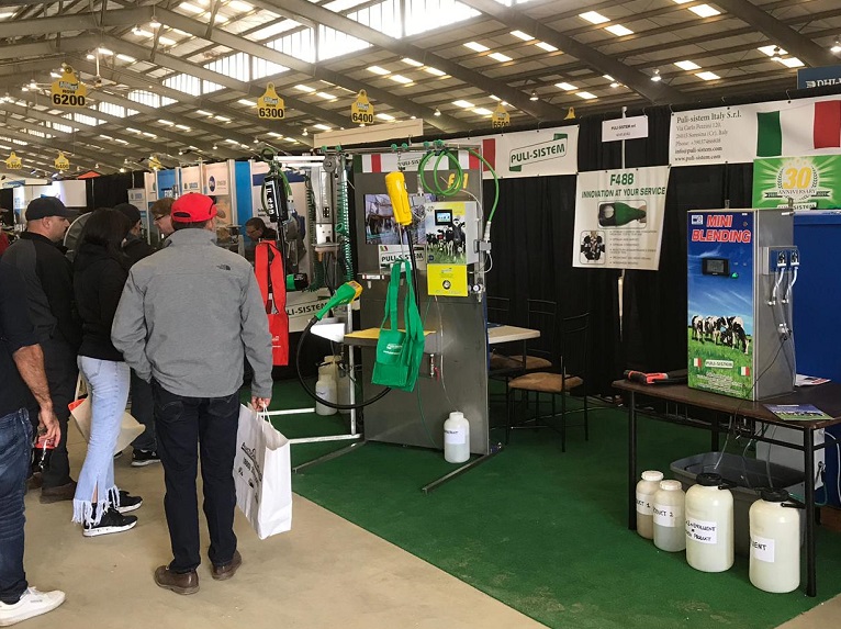 2027年美国加利福尼亚农业机械展览会WORLD AG EXPO展馆现场,专业观众参观实况