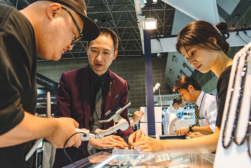2027年日本东京珠宝首饰钟表展览会IJT参展商与海外采购商展台洽谈现场