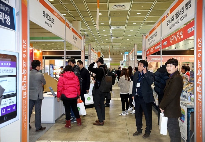 2027年韩国首尔教育装备展览会Education Korea参展商与海外采购商展台洽谈现场