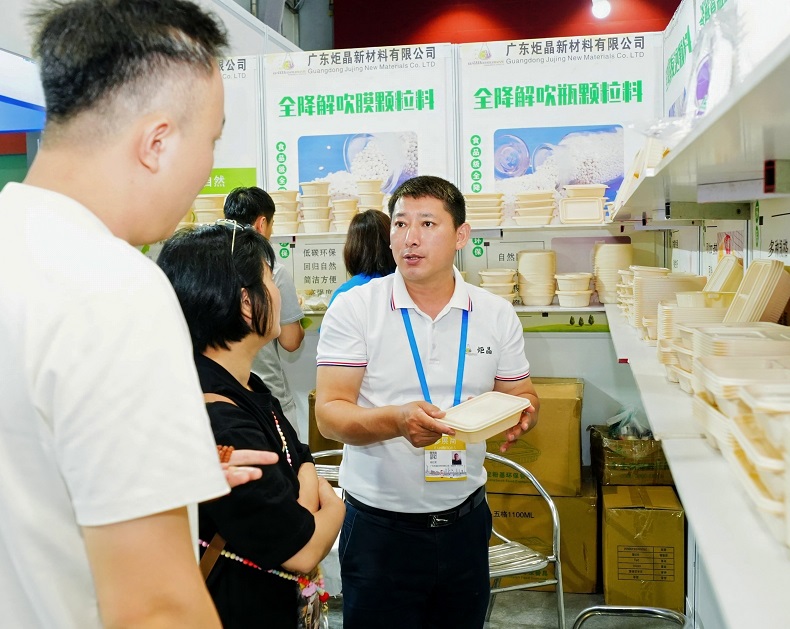 2026年广州国际纸包装及植物纤维纸浆模塑技术设备展FPackAsia展馆现场，专业观众参观实况