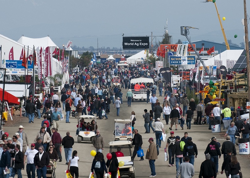 2027年美国加利福尼亚农业机械展览会WORLD AG EXPO展馆现场,专业观众参观实况